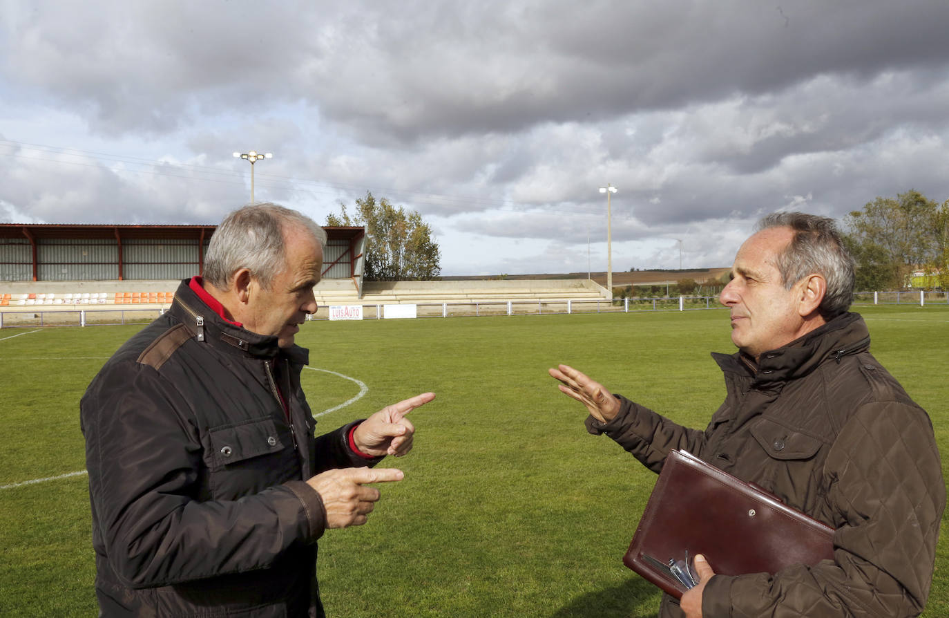Preparativos del campo de fútbol Mariano Haro.