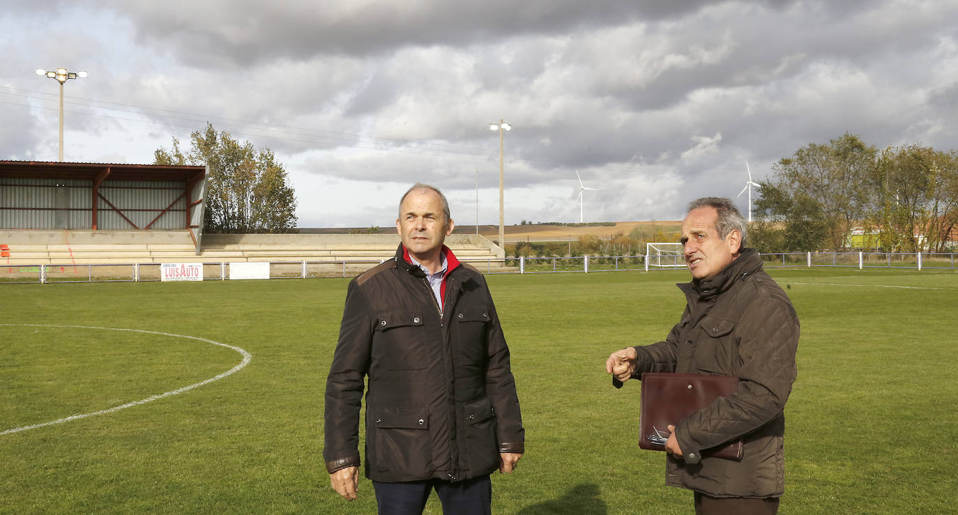 Preparativos del campo de fútbol Mariano Haro.