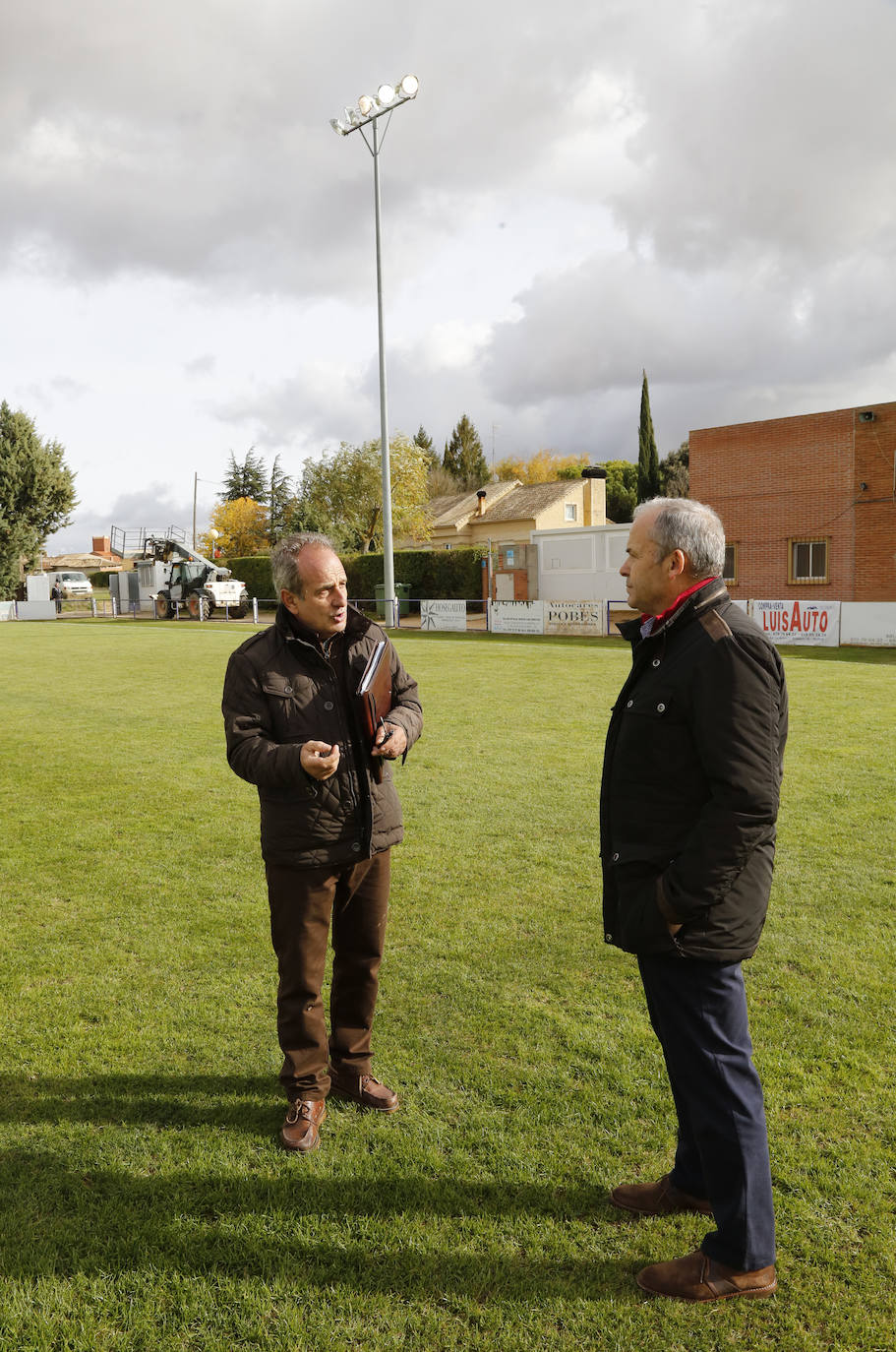 Preparativos del campo de fútbol Mariano Haro.