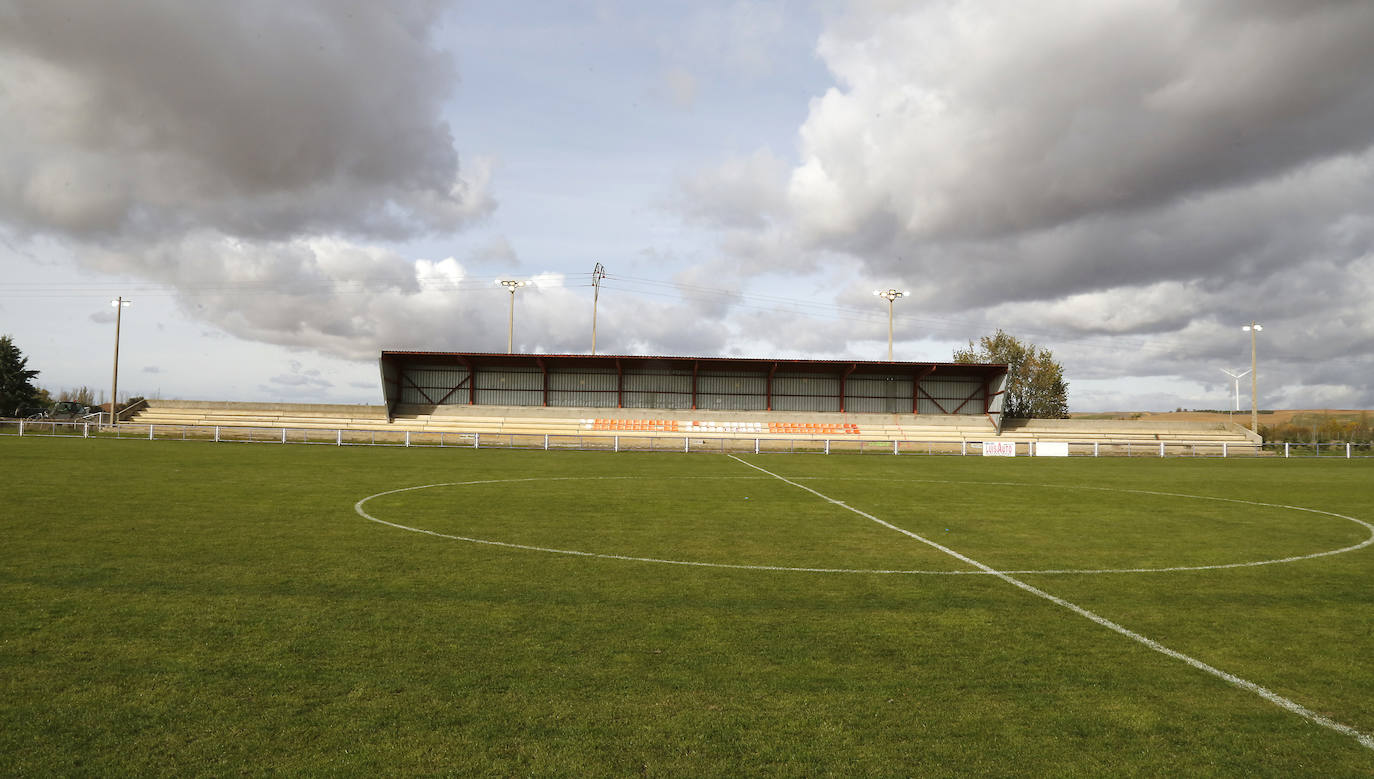 Preparativos del campo de fútbol Mariano Haro.