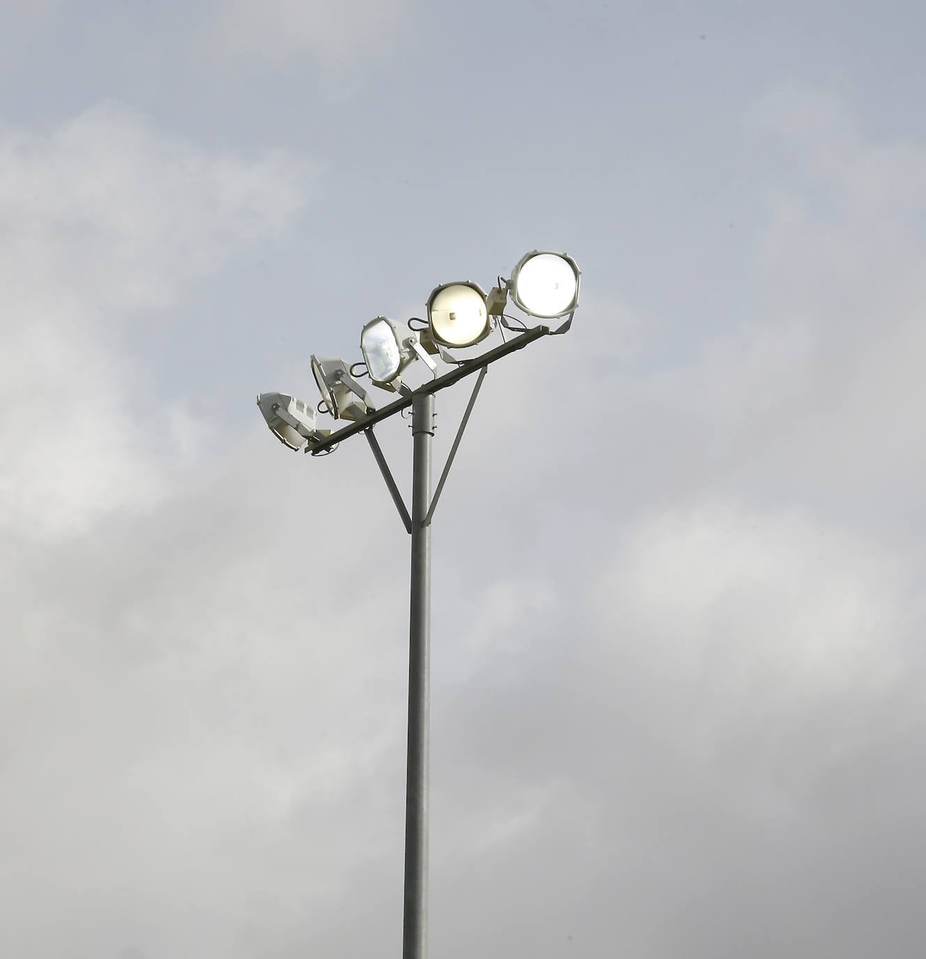 Preparativos del campo de fútbol Mariano Haro.