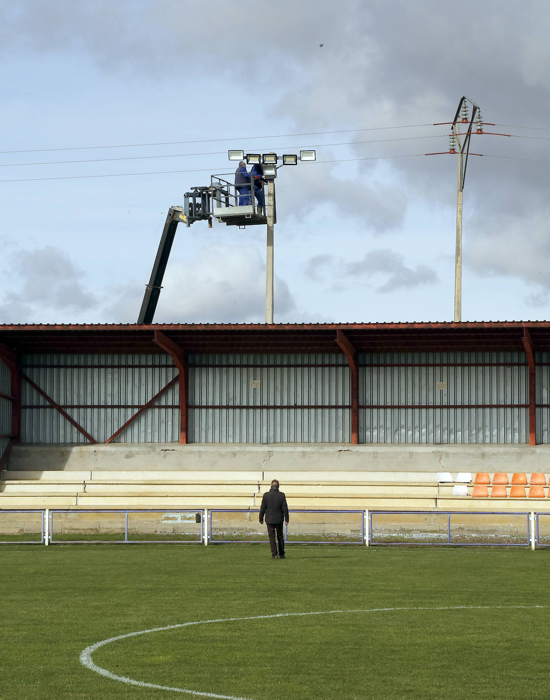 Preparativos del campo de fútbol Mariano Haro.