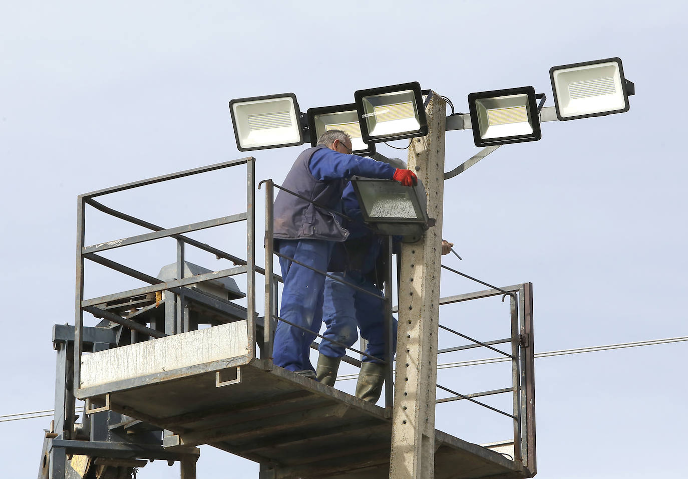 Preparativos del campo de fútbol Mariano Haro.