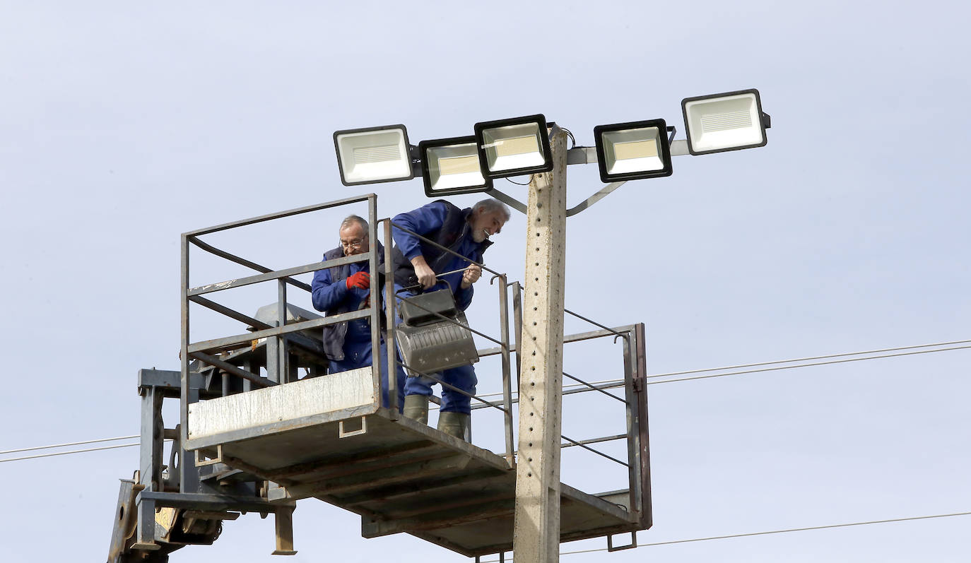 Preparativos del campo de fútbol Mariano Haro.