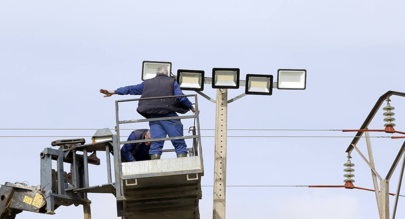 Preparativos del campo de fútbol Mariano Haro.