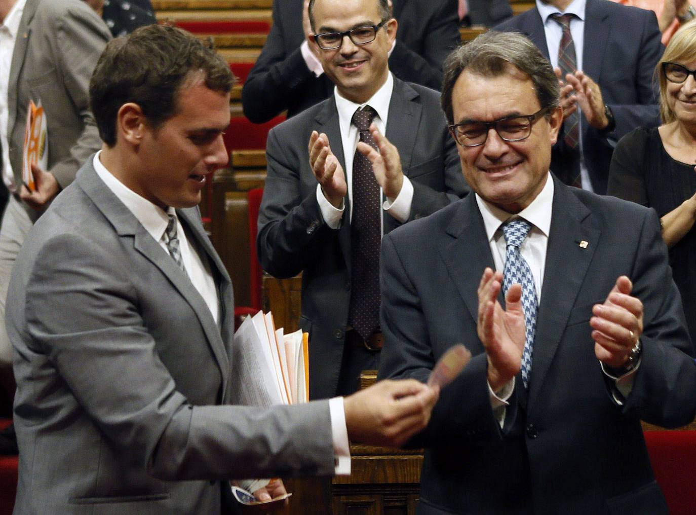 Artur Mas aplaude momentos antes de que Rivera le entregue una pegatina tras la aprobación de la ley de referéndum en 2014. Sus enfrentamientos con los nacionalistas catalanes marcaron su carrera.