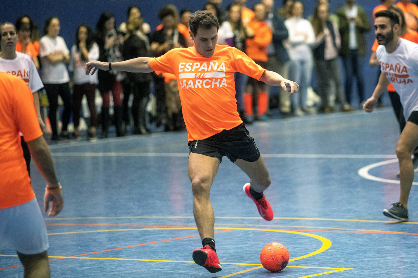 Además de correr y andar en moto, Rivera jugó un partido de fútbol sala con periodistas en uno de los últimos actos electorales antes de las elecciones del domingo.