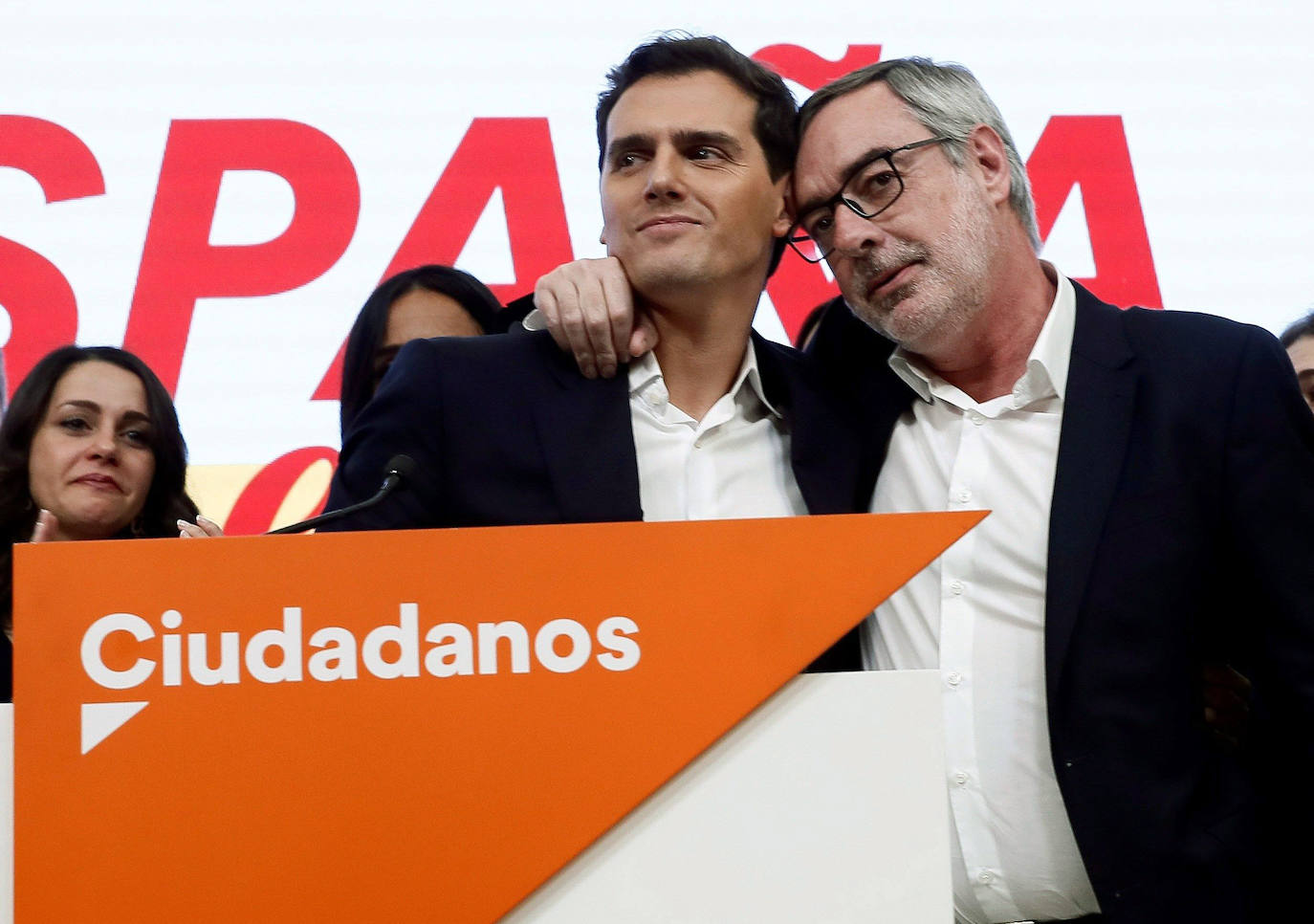 La imagen que predecía su dimisión. Con José Manuel Villegas durante la valoración electoral del partido celebrada tras las elecciones. 