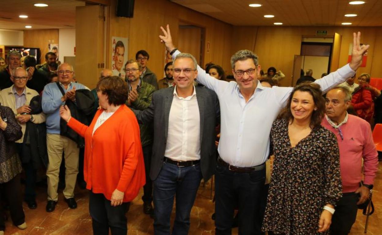 Javier Izquierdo y Manuel Escarda, los parlamentarios del PSOE en la sede de la calle Santa Lucía. 