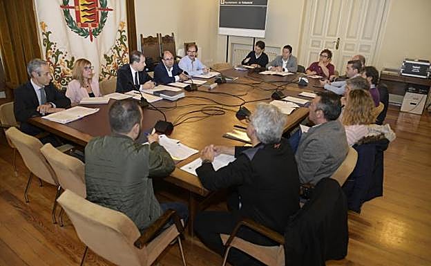 Reunión celebrada este lunes a primera hora de la mañana para analizar la sentencia que anula la Ordenanza del Taxi. 