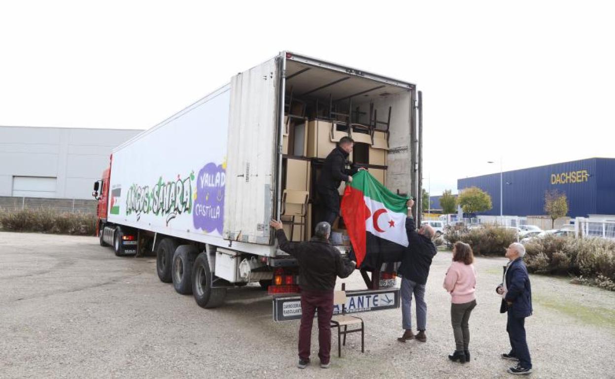 Un momento de la organización de la carga en el camión. 