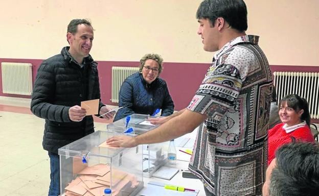 El presidente de la Diputación y director de campaña del PP, Conrado Íscar, votó en el colegio electoral de Matapozuelos. 