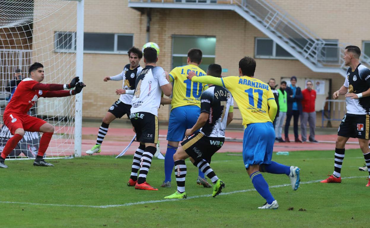 Una acción defensiva de Unionistas ante el Real Unión el sábado.