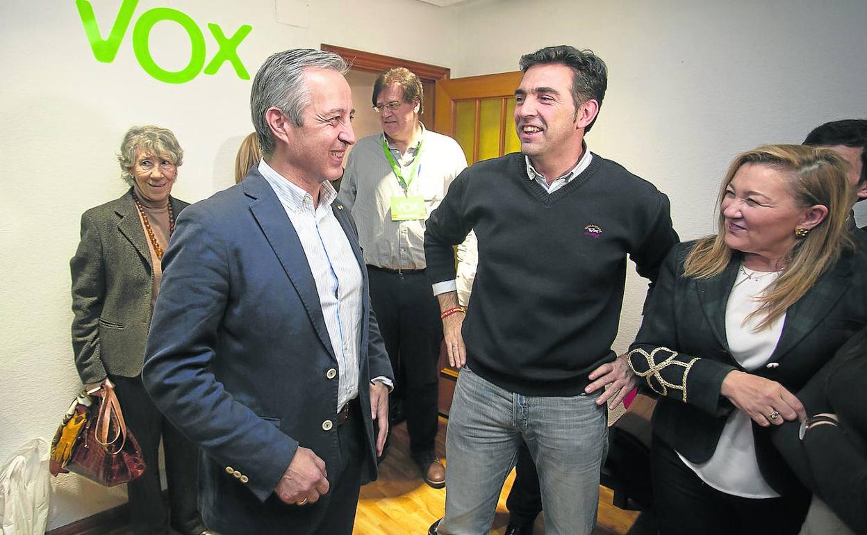 El diputado de Vox por Valladolid, Pablo Sáez, celebra los resultados con el concejal en Valladolid, Javier García, y varios militantes. 