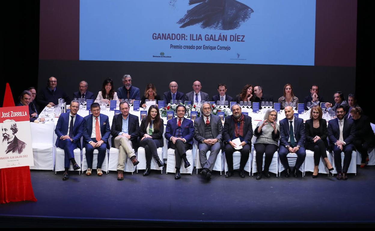 Asistentes a la cena de entrega del premio, en la mesa montada en el escenario del Teatro Zorrilla. 