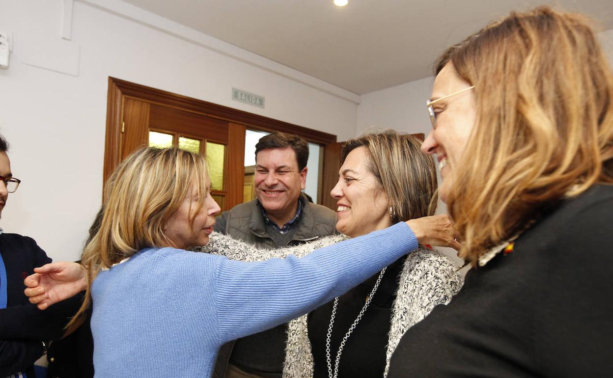 Carmen Fernández besa a Milagros Marcos ante Ángeles Armisén y Carlos Fernández Carriedo en la se del PP. 