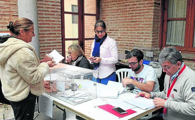 Imagen principal - La senadora autonómica Teresa López (PSOE) votó en un colegio de Medina del Campo, el subdelegado del Gobierno, Emilio Álvarez, y el alcalde de Tordesillas, Miguel Ángel Oliveira. 