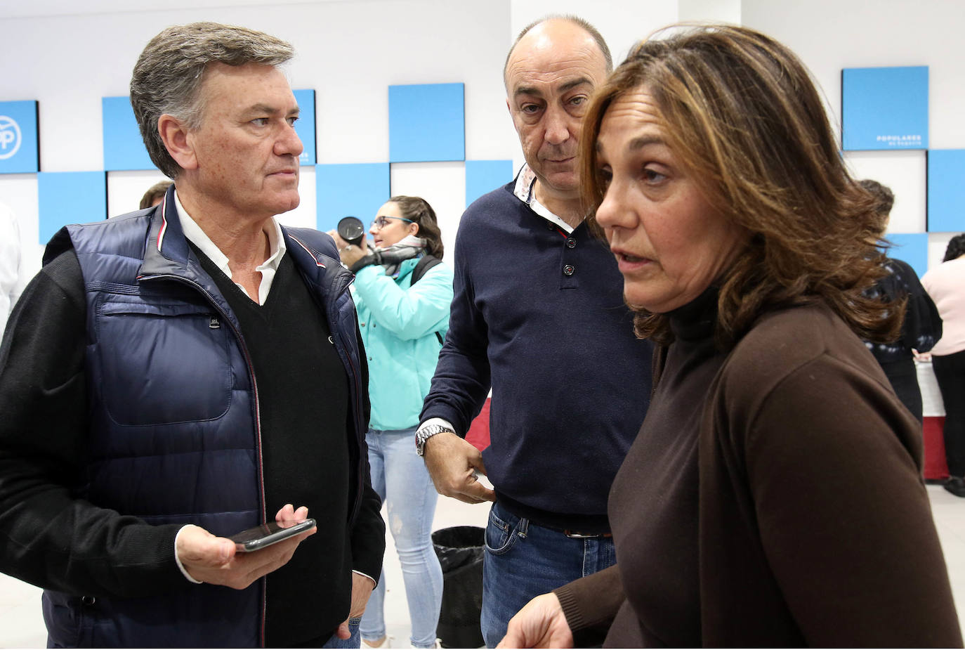 Beatriz Escudero, con Francisco Vázquez y Miguel Ángel de Vicente la noche del 10-N.