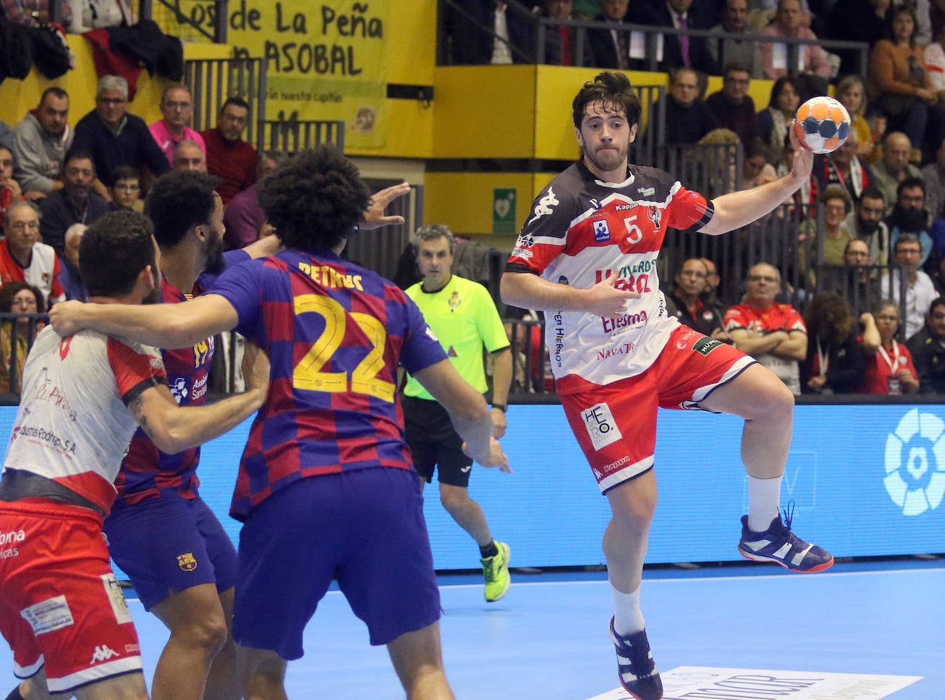 Encuentro de la liga Asobal entre el Balonmano Nava y el Barcelona 