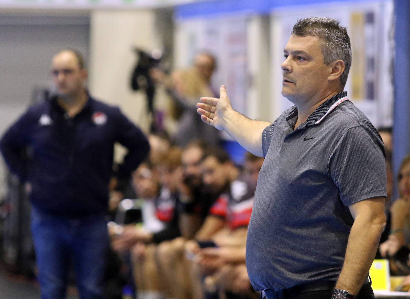 Encuentro de la liga Asobal entre el Balonmano Nava y el Barcelona 