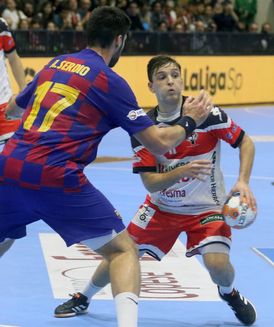 Encuentro de la liga Asobal entre el Balonmano Nava y el Barcelona 