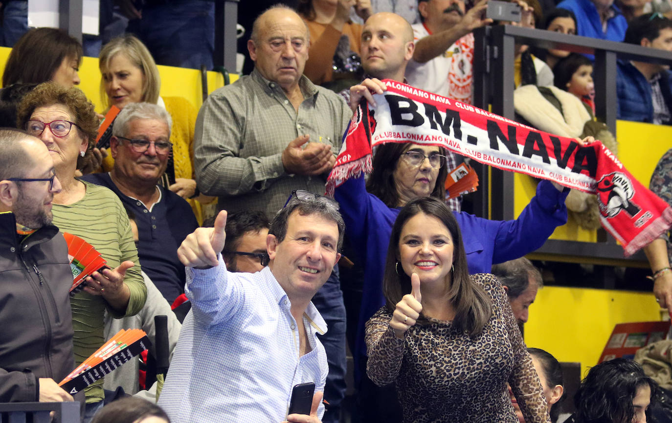 Encuentro de la liga Asobal entre el Balonmano Nava y el Barcelona 