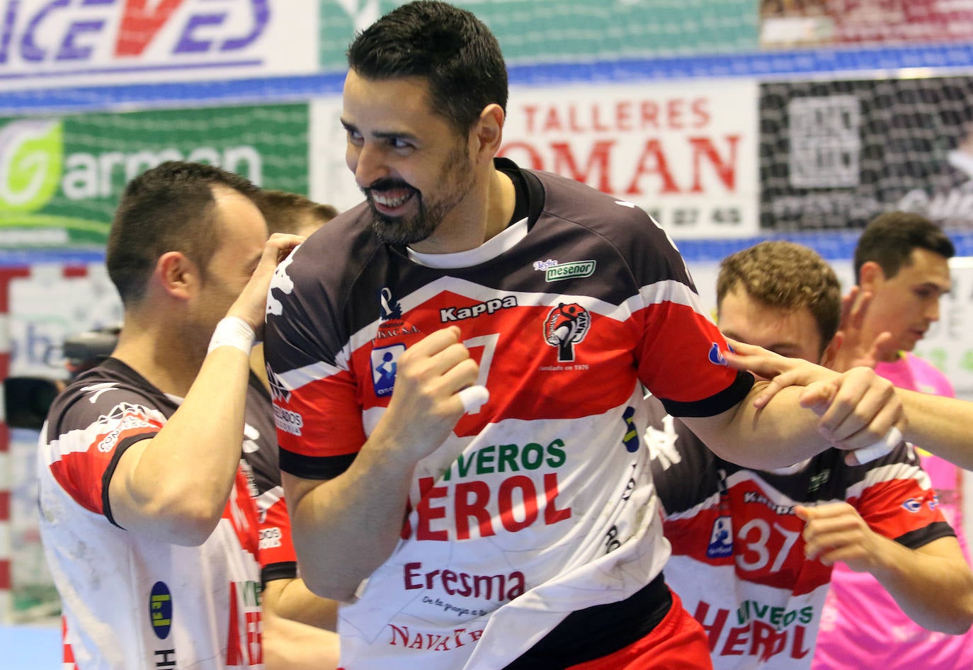 Encuentro de la liga Asobal entre el Balonmano Nava y el Barcelona 