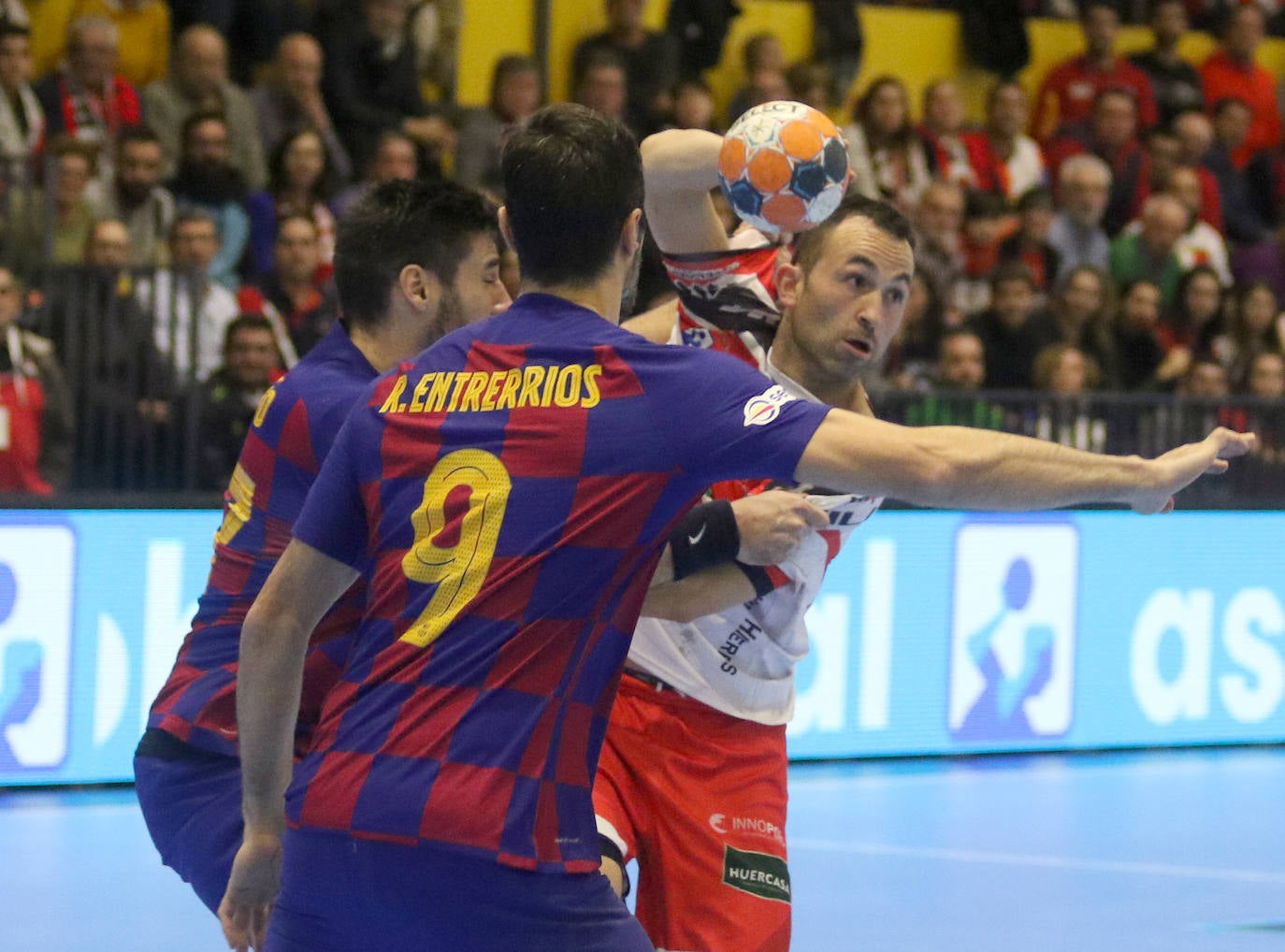 Encuentro de la liga Asobal entre el Balonmano Nava y el Barcelona 