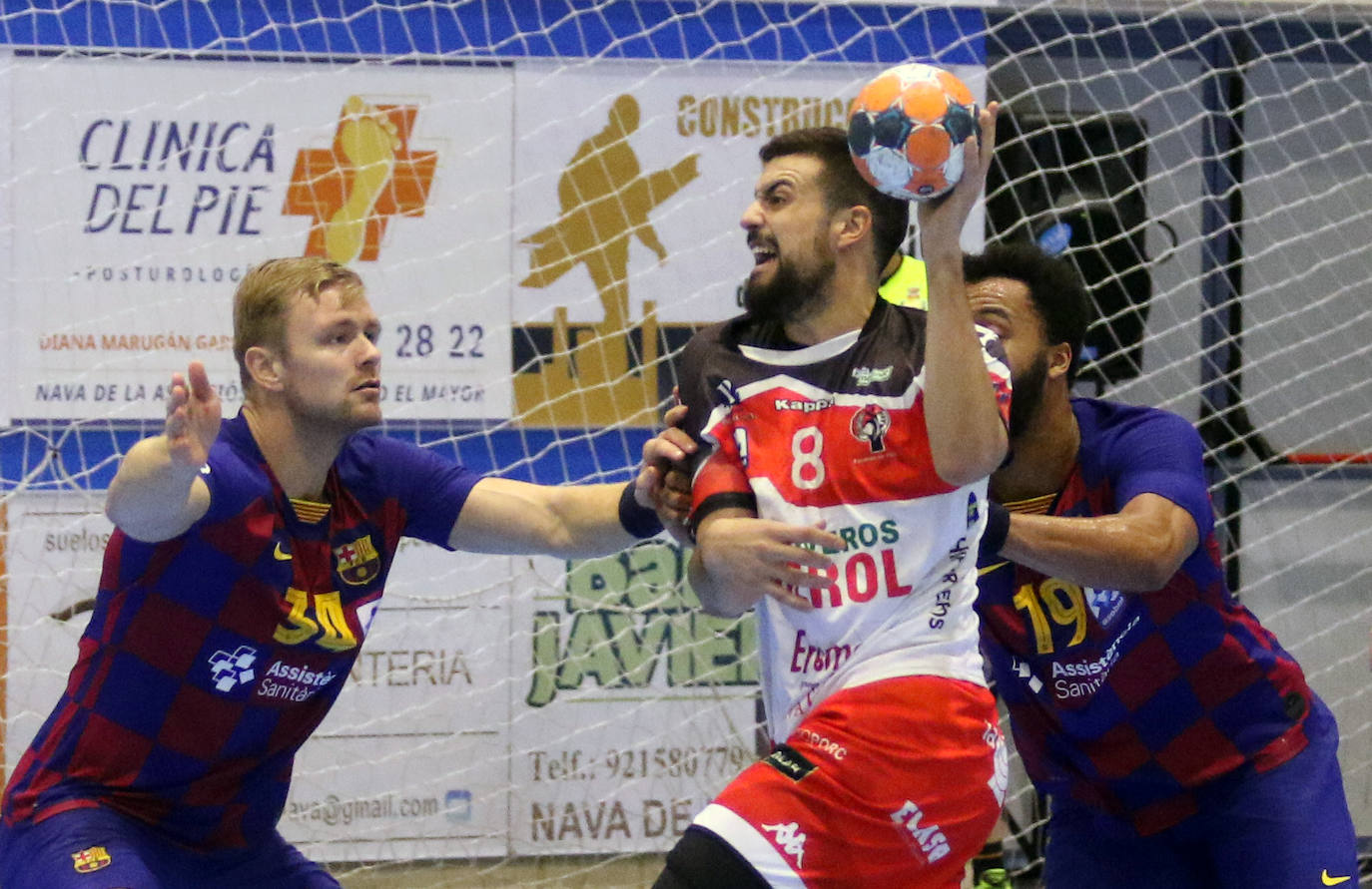 Encuentro de la liga Asobal entre el Balonmano Nava y el Barcelona 