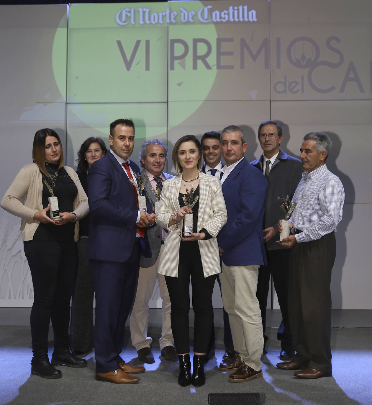 Rosa González (Premio Juventud), Ángela Gómez (Premio Mujer Emprendedora), Alejandro García (Premio Mejor Profesional), Roberto da Silva (Premio Mejor Alimento), Cristina de Pablos y Carlos Albano (Premio Miguel Delibes al Desarrollo Rural en nombre de la Escuela de Capacitación Agraria de la Santa Espina), Pedro Ruiz, en medio de los anteriores (Premio Innovación), y Alberto García y Rafael Centeno (que recogieron la mención especial a Eduardo Centeno, fallecido en febrero mientras trabajaba en el campo).