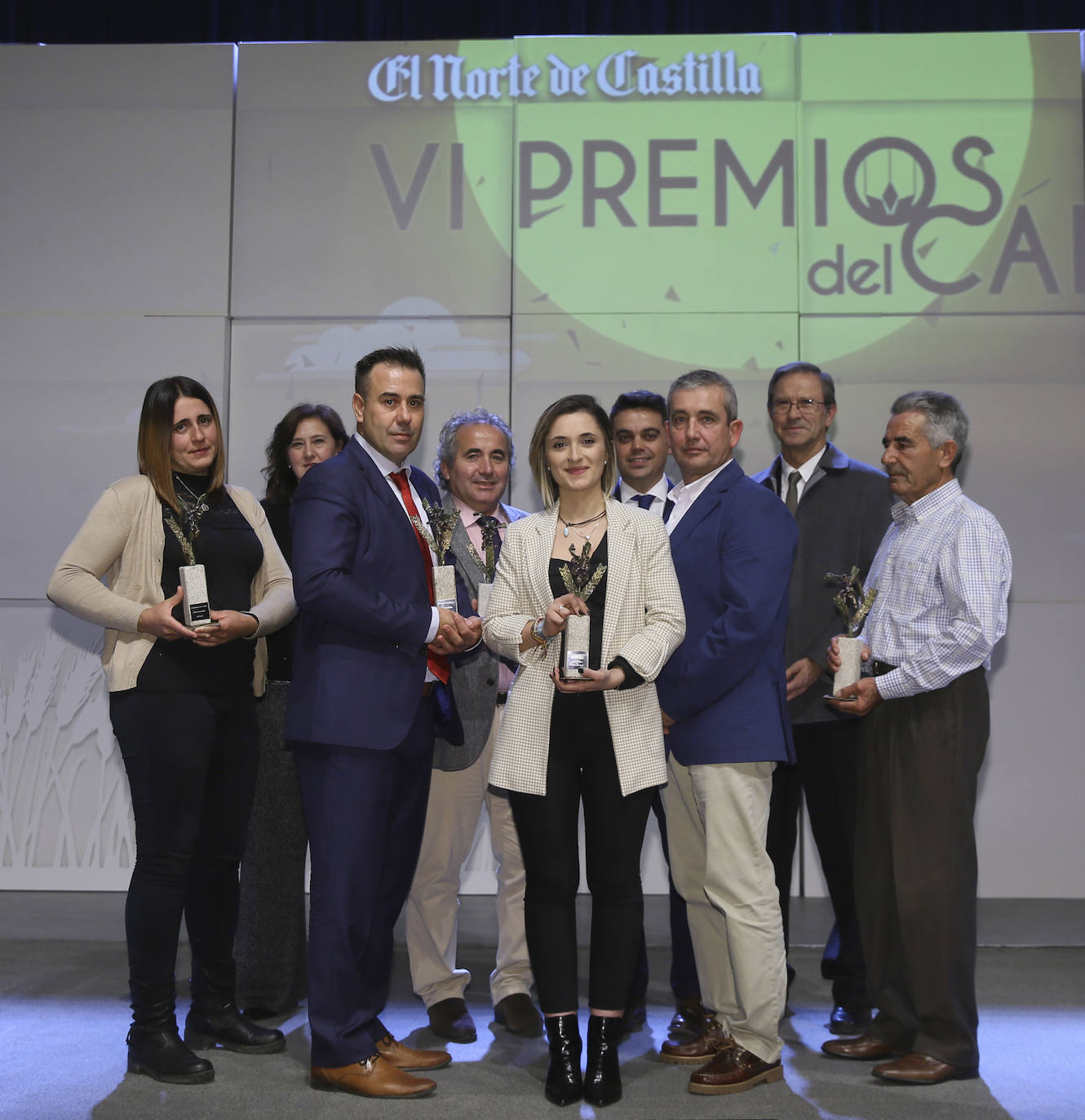 Galardonados en los Premios del Campo: Rosa González (Premio Juventud), Ángela Gómez (Premio Mujer Emprendedora), Alejandro García (Premio Mejor Profesional), Roberto da Silva (Premio Mejor Alimento), Cristina de Pablos y Carlos Albano (Premio Miguel Delibes al Desarrollo Rural en nombre de la Escuela de Capacitación Agraria de la Santa Espina), Pedro Ruiz, en medio de los anteriores (Premio Innovación), y Alberto García y Rafael Centeno (que recogieron la mención especial a Eduardo Centeno, fallecido en febrero mientras trabajaba en el campo).
