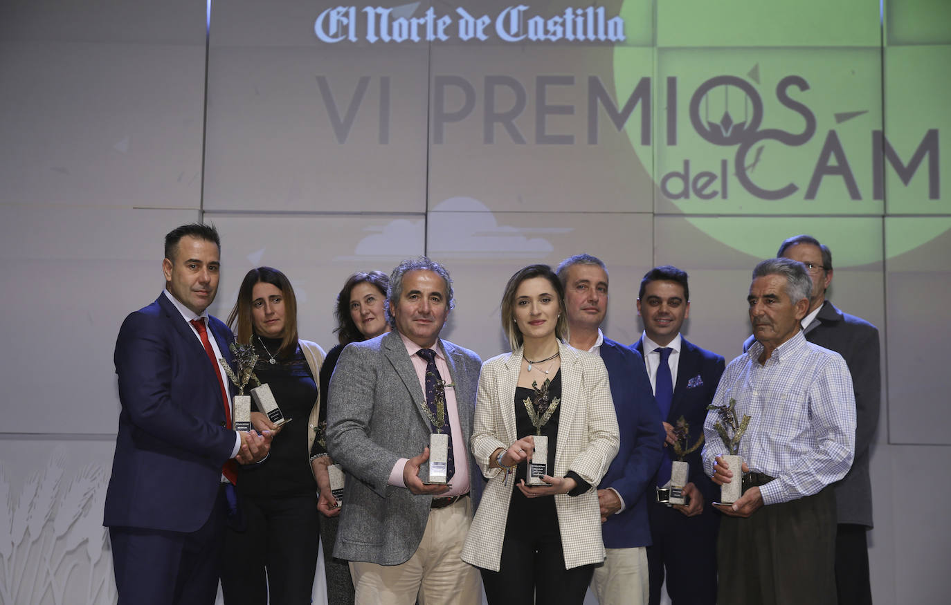 Galardonados en los Premios del Campo: Rosa González (Premio Juventud), Ángela Gómez (Premio Mujer Emprendedora), Alejandro García (Premio Mejor Profesional), Roberto da Silva (Premio Mejor Alimento), Cristina de Pablos y Carlos Albano (Premio Miguel Delibes al Desarrollo Rural en nombre de la Escuela de Capacitación Agraria de la Santa Espina), Pedro Ruiz, en medio de los anteriores (Premio Innovación), y Alberto García y Rafael Centeno (que recogieron la mención especial a Eduardo Centeno, fallecido en febrero mientras trabajaba en el campo).