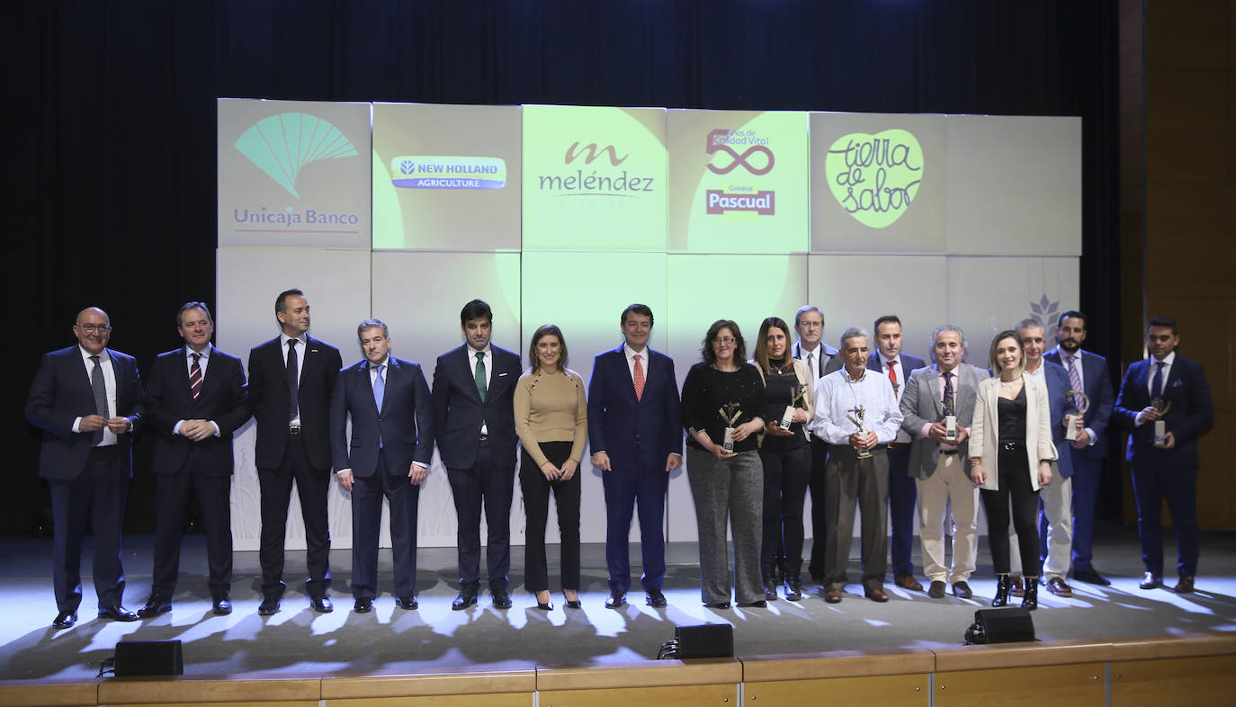 Jesús Julio Carnero (consejero de Agricultura), Ángel Ortiz (director de El Norte), Ricardo Angelini (New Holland), Ángel de las Heras (director general de El Norte), Manuel Rubio (Unicaja Banco), Mónica Díez (Patatas Meléndez), el presidente de la Junta, AlfonsoFernández Mañueco, Ángela Gómez (Premio Mujer Emprendedora), Rosa González (Premio Juventud), Alberto García (Escuela de La Santa Espina), Rafael Centeno (padre de Eduardo Centeno, el joven que falleció en febrero y ayer recibió una mención especial), Alejandro García (PremioMejor Profesional), Roberto da Silva (Premio Alimento), Cristina de Pablos y Carlos Albano (de la Escuela de La Santa Espina, PremioMiguel Delibes al Desarrollo Rural), Pablo Redondo (Calidad Pascual) y Pedro Ruiz (Premio Innovación).