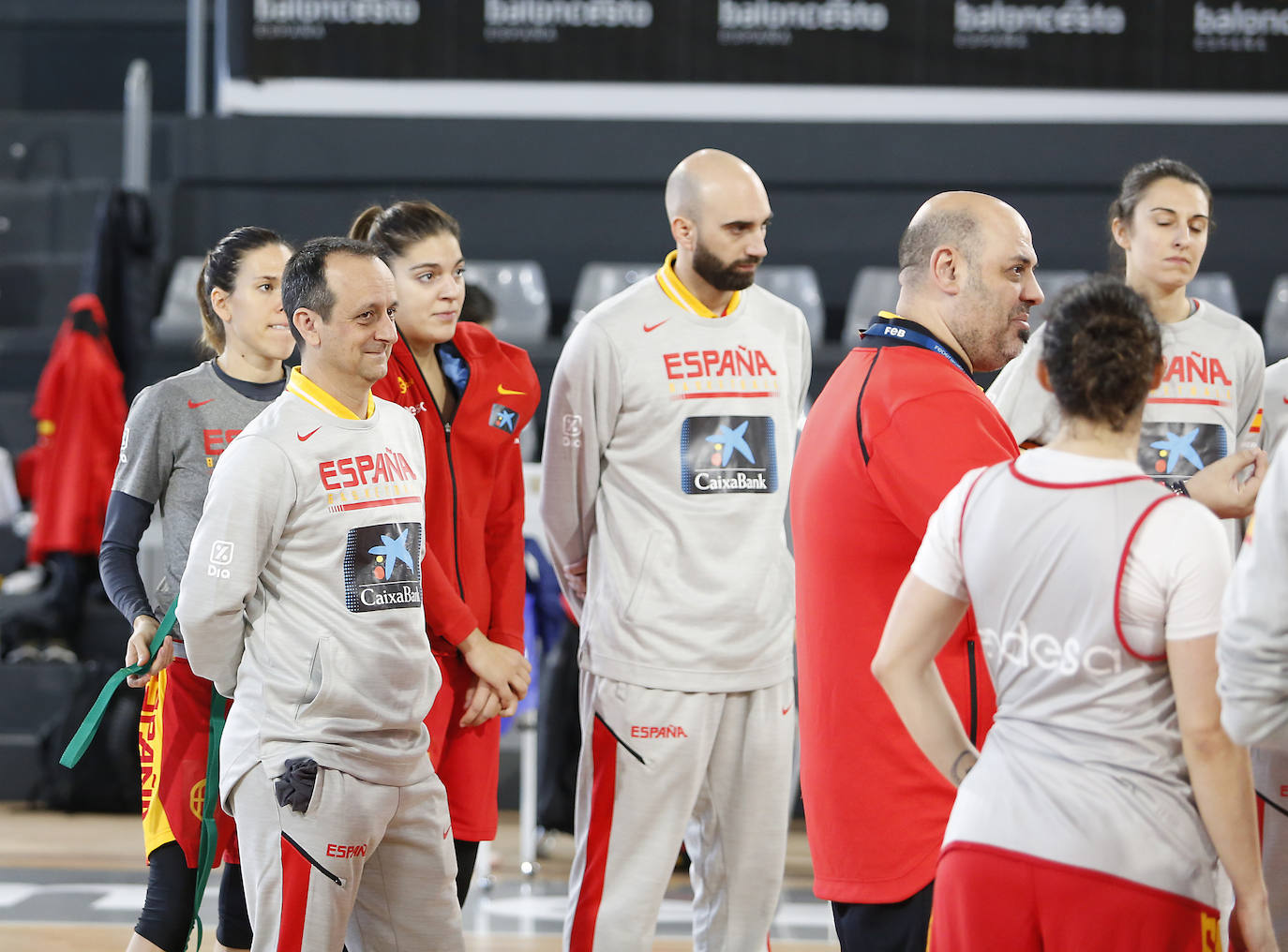 La Selección femenina de baloncesto entrena en el pabellón de deportes.