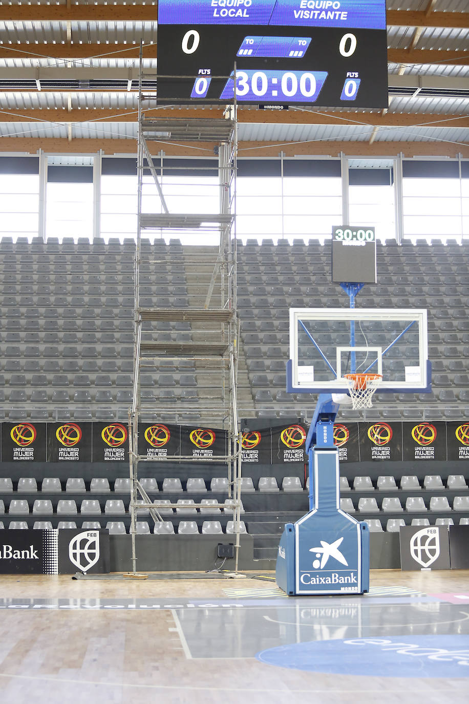 La Selección femenina de baloncesto entrena en el pabellón de deportes.