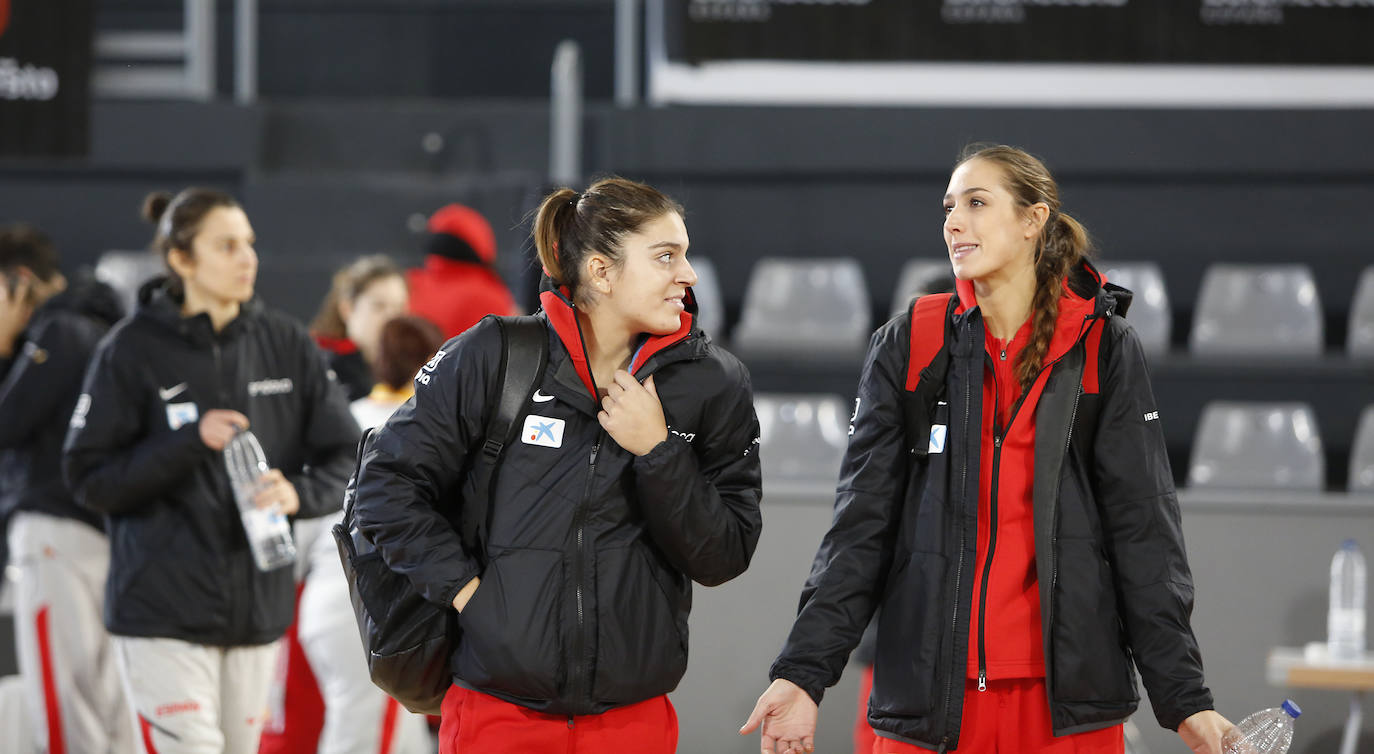 La Selección femenina de baloncesto entrena en el pabellón de deportes.