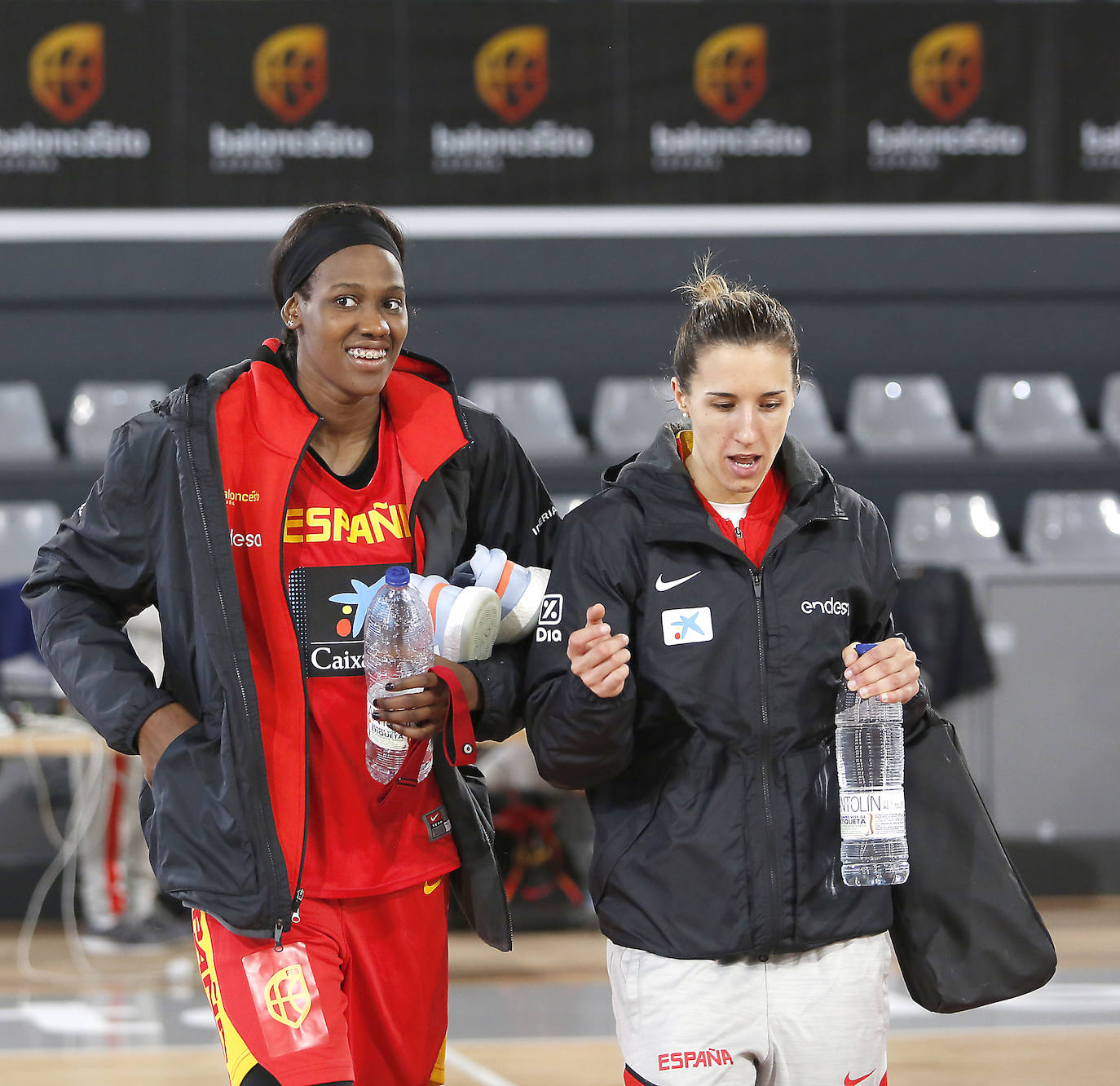 La Selección femenina de baloncesto entrena en el pabellón de deportes.