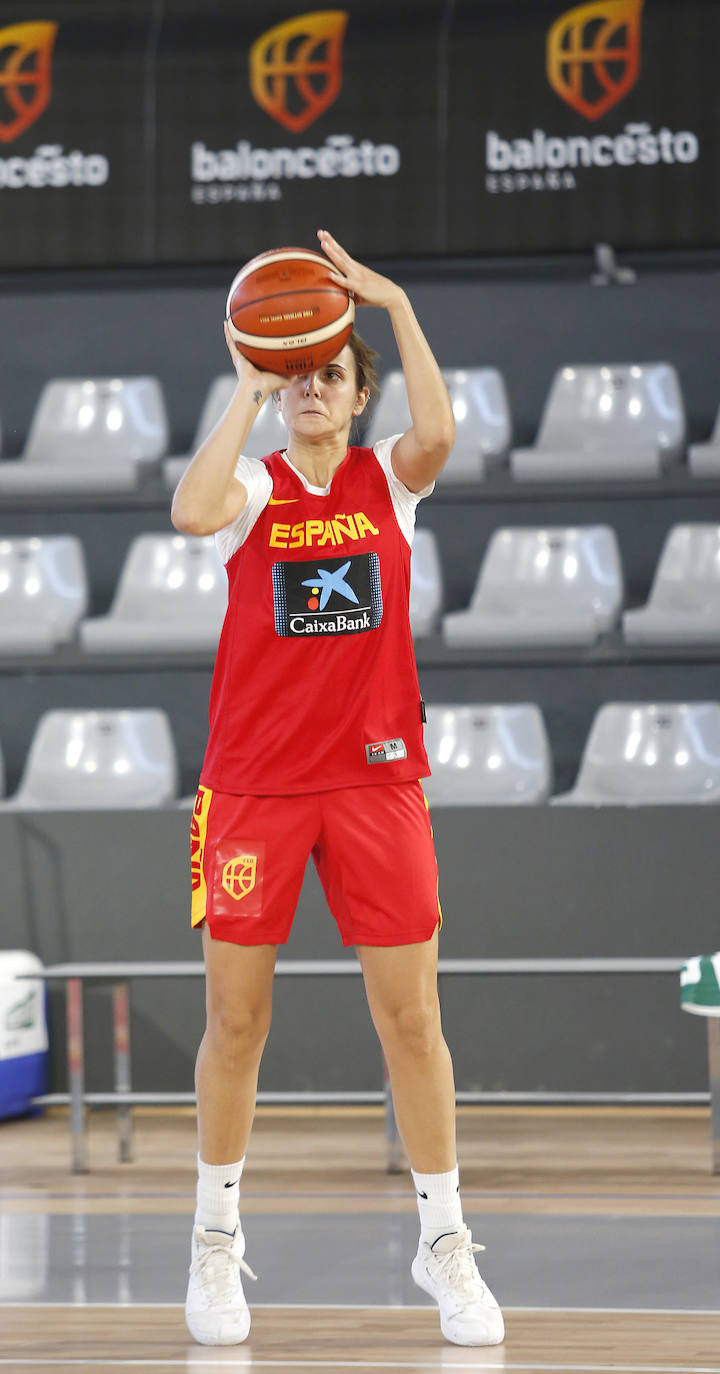 La Selección femenina de baloncesto entrena en el pabellón de deportes.