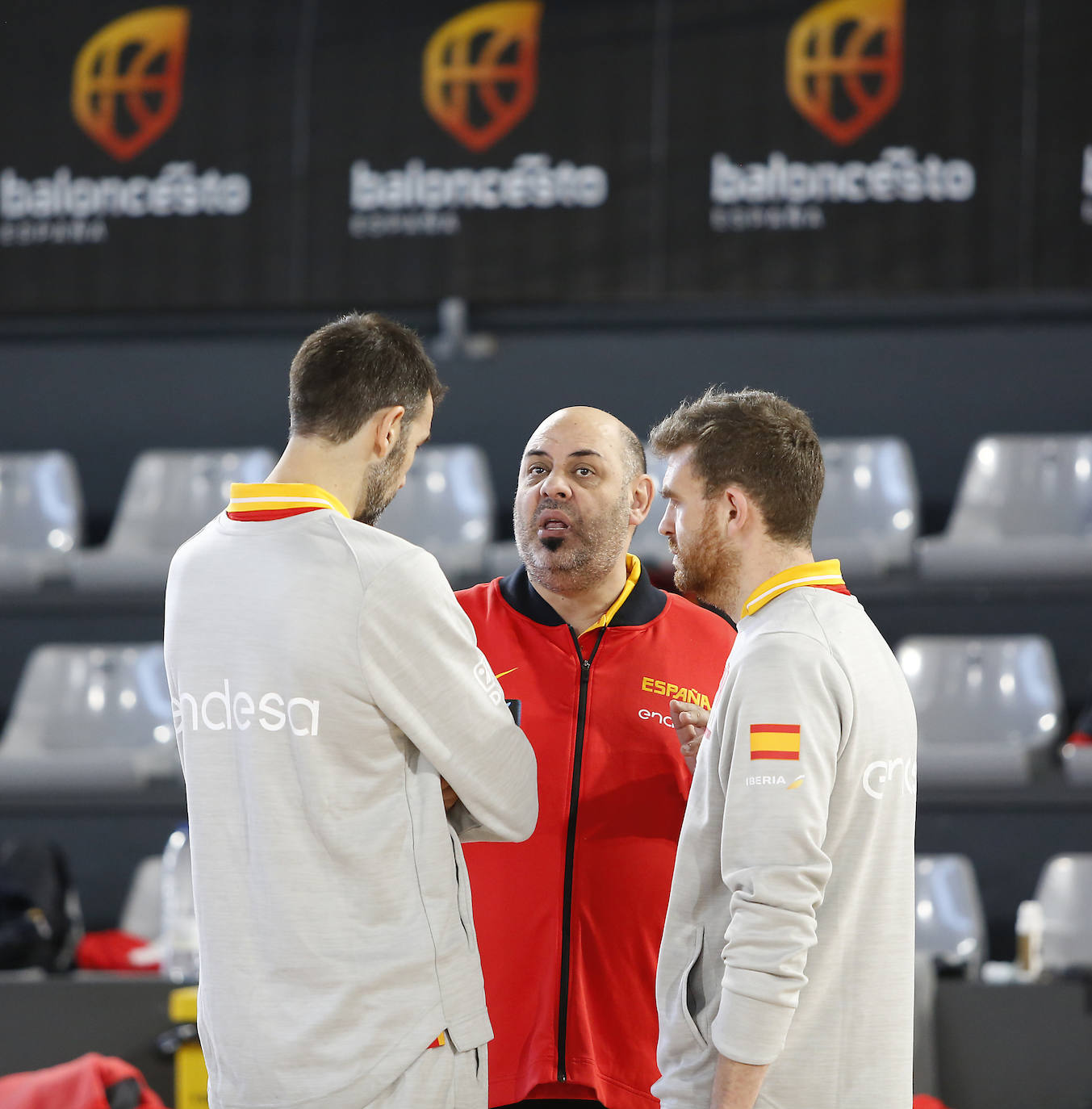 La Selección femenina de baloncesto entrena en el pabellón de deportes.