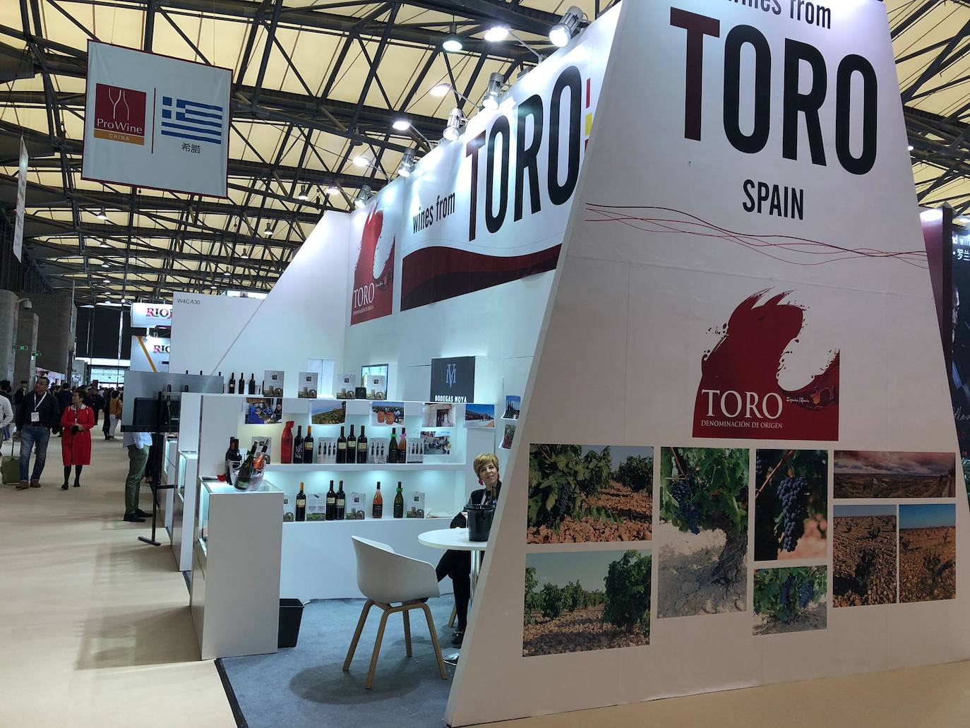 Expositor de la DO Toro en Shanghai. 
