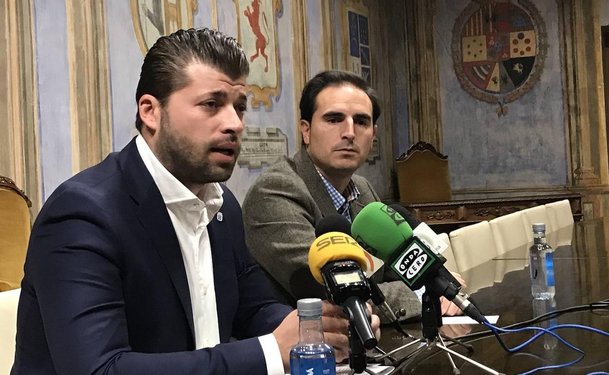 El alcalde, Guzmán Gómez, a la derecha, con el concejal Borja del Barrio .