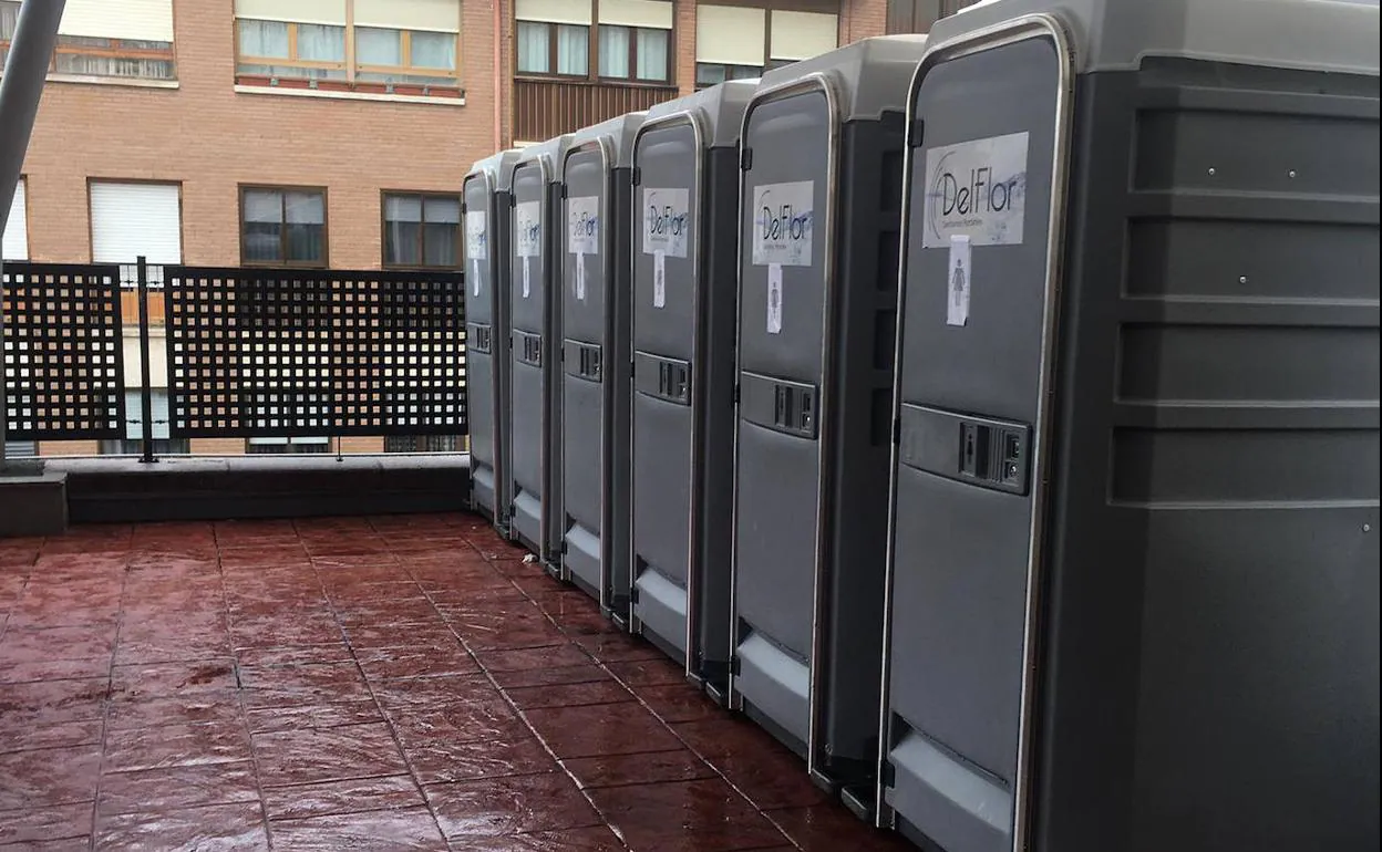 Aseos provisionales instalados en la estación de autobuses.