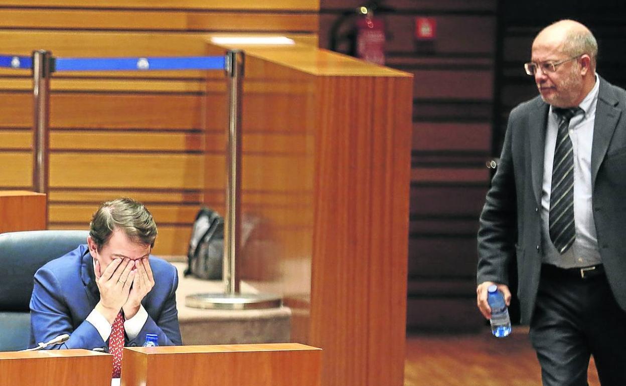 Francisco Igea se dirige a su escaño en el hemiciclo autonómico, junto a Alfonso Fernández Mañueco, durante la sesión de control a la Junta.