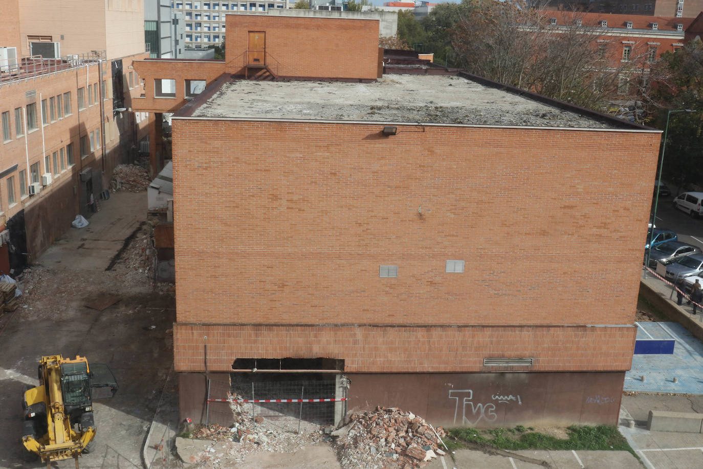 Fotos: Derribo del edificio Bañuelos, junto al hospital Clínico de Valladolid