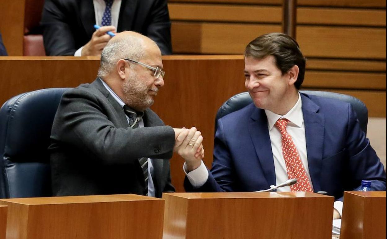 Mañueco e Igea se saludan en el pleno de las Cortes de ayer.