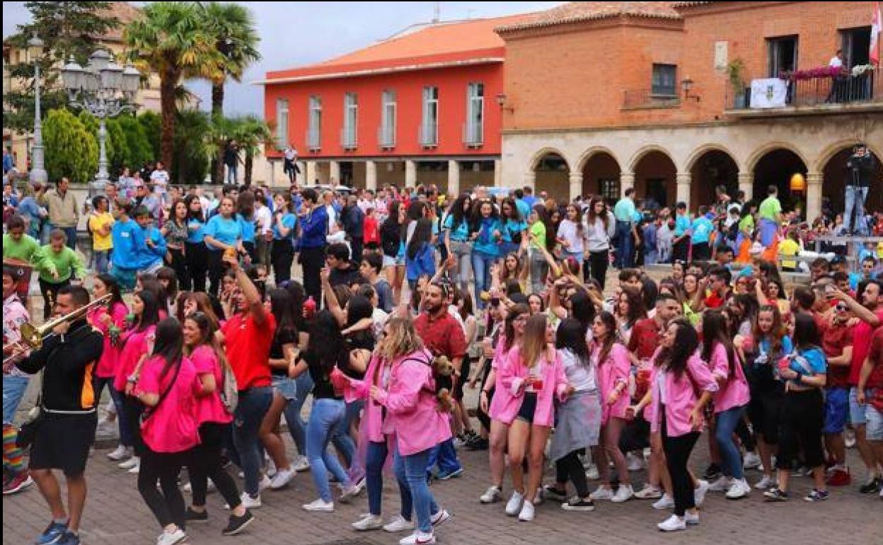 Desfile de peñas en Medina de Rioseco, durante las fiestas de San Juan de este año. 