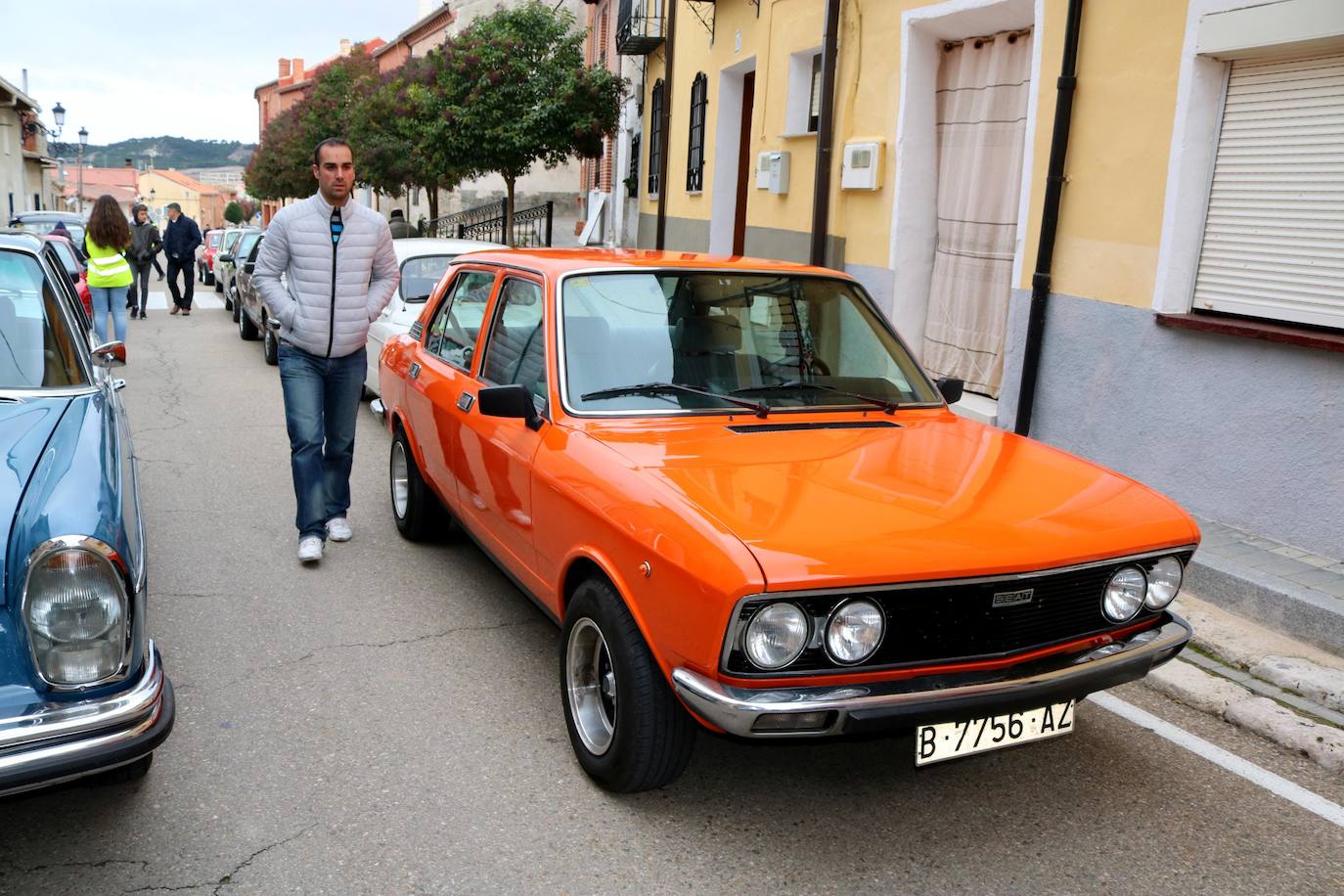Concentración de coches en Cevico de la Torre. 