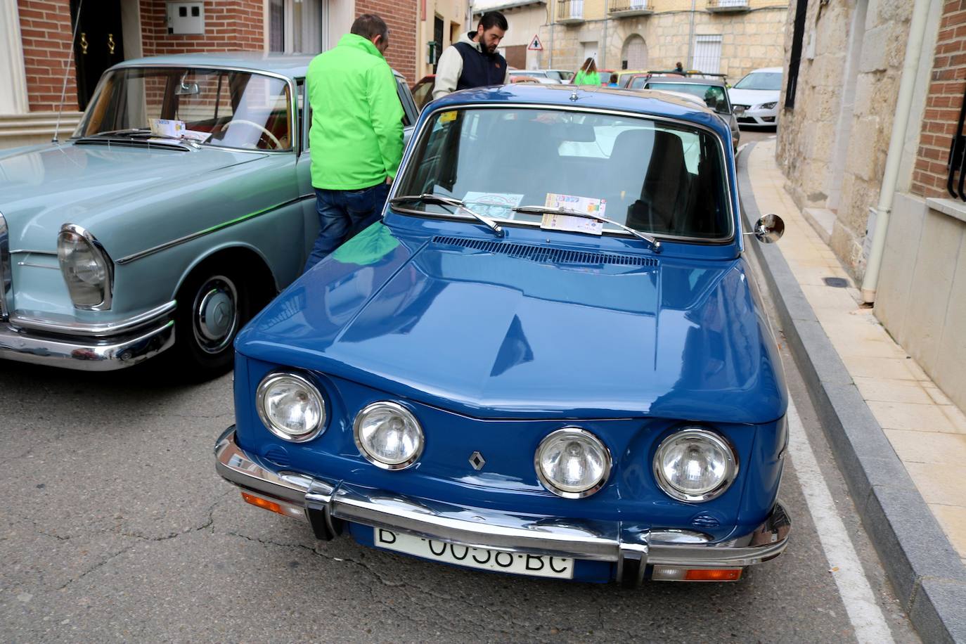 Concentración de coches en Cevico de la Torre. 