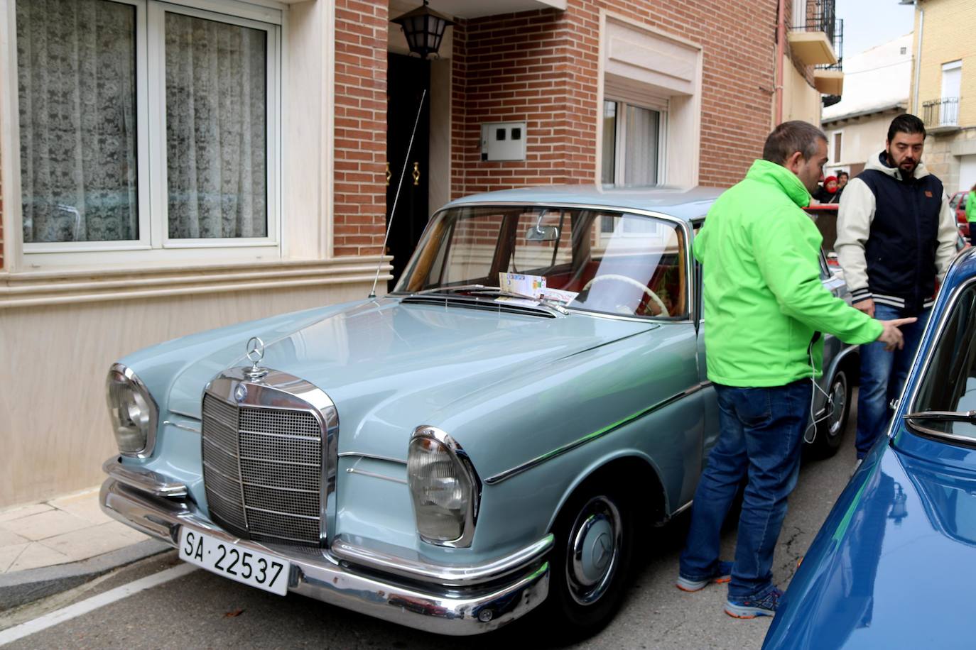 Concentración de coches en Cevico de la Torre. 