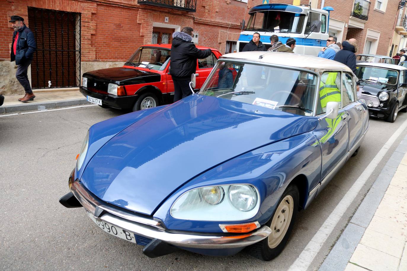 Concentración de coches en Cevico de la Torre. 